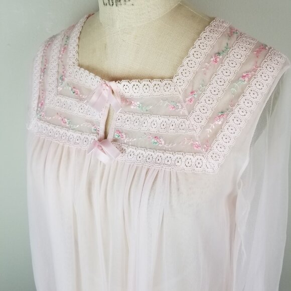Pretty Vintage 1950's Long Chiffon Pale Pink Robe with Lace Detail - Picture 4 of 11